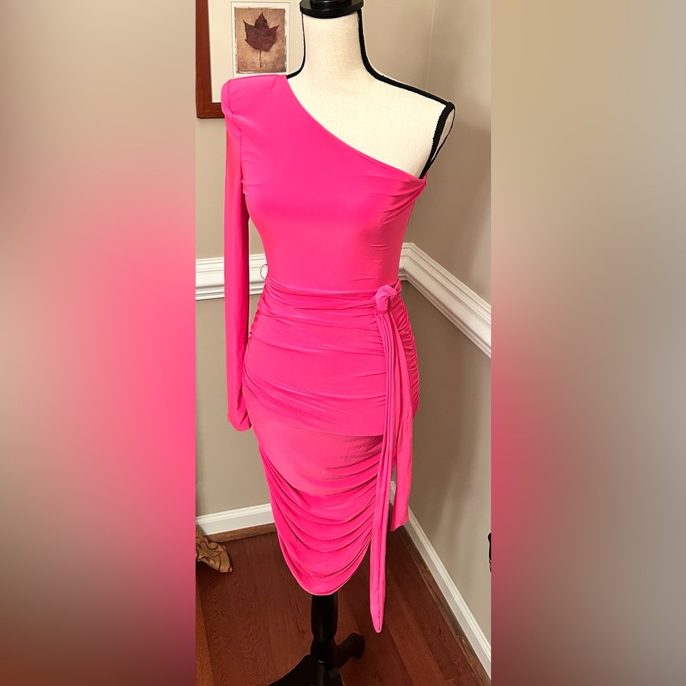 FASHION NOVA RUCHED ONE SLEEVE DRESS SIZE M